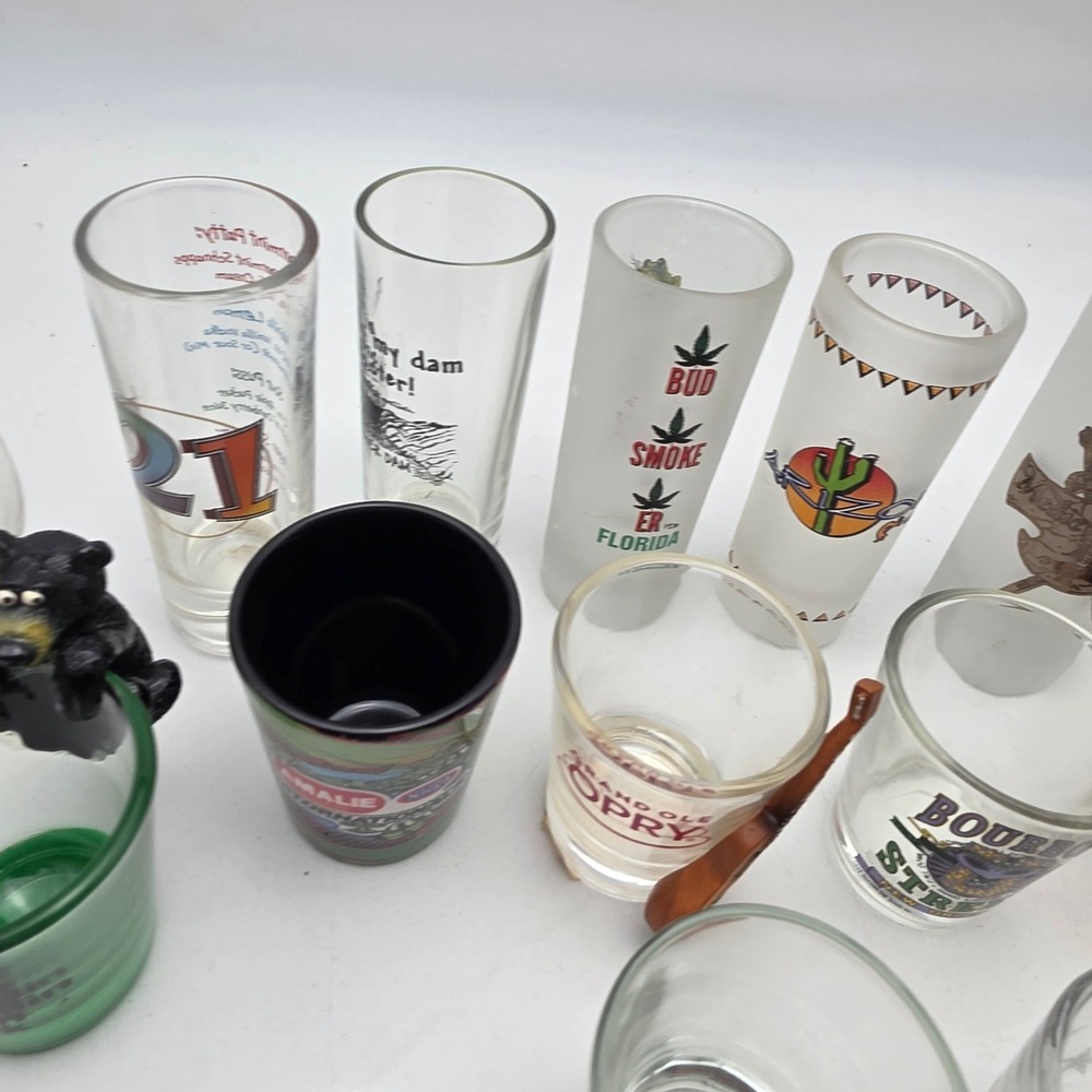 Lot of 25 Vintage Souvenir Shot Glasses Hard Rock Cafe Grand Ole Opry Travel H4 - Picture 8 of 16